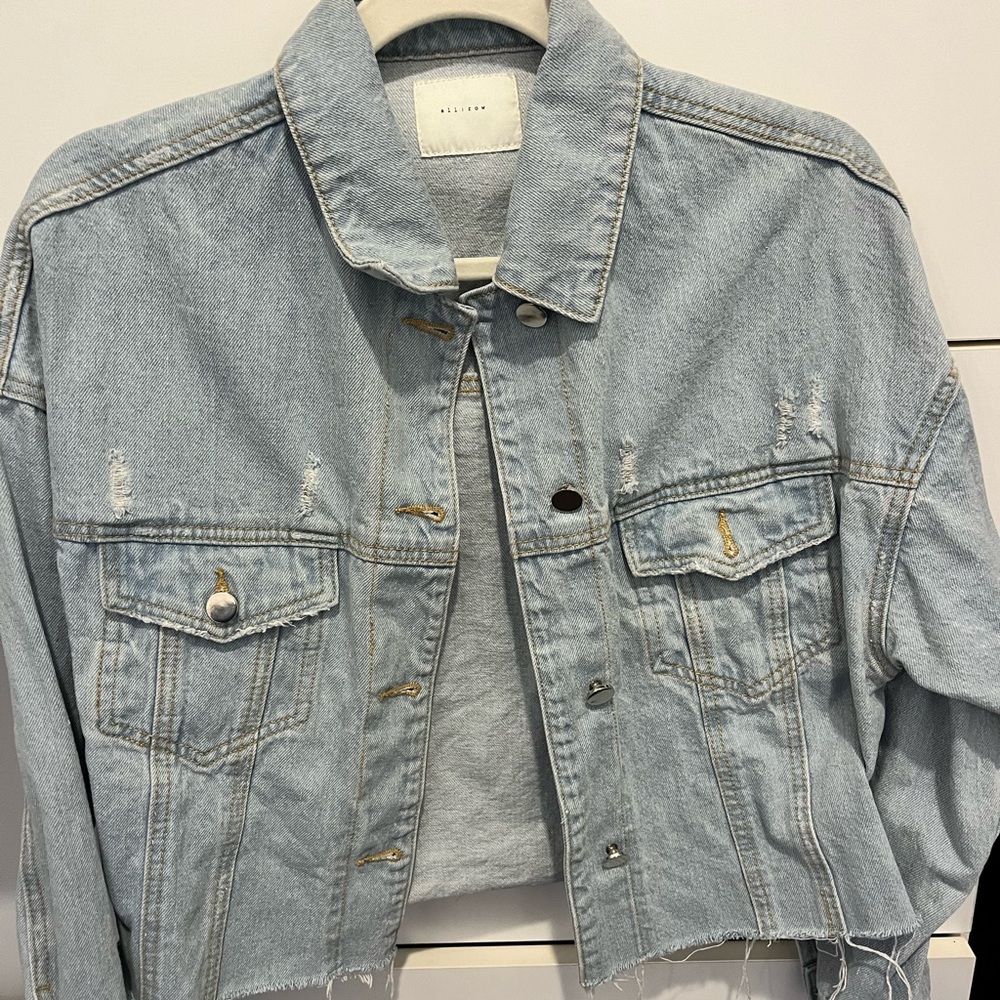 Women’s cropped denim jacket